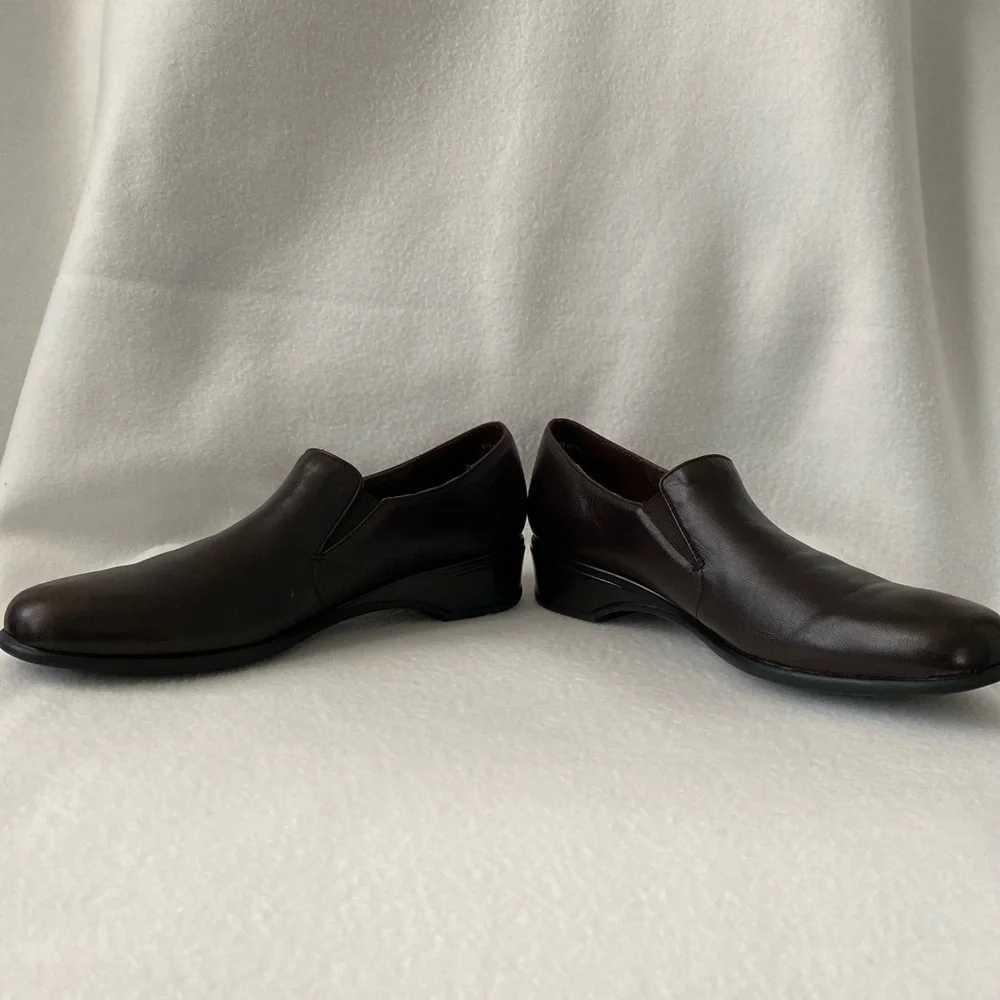 Munro American Proper Size Proper Fit Size 9 Brown Leather Slip On Walking Shoes